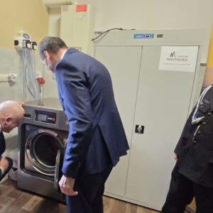 Wójt Gminy Pleśna Józef Knapik i Wicemarszałek Województwa Małopolskiego Ryszard Pagacz oglądają sprzęt otrzymany dla OSP Rzuchowa