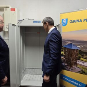 Wójt Gminy Pleśna Józef Knapik i Wicemarszałek Województwa Małopolskiego Ryszard Pagacz oglądają sprzęt otrzymany dla OSP Rzuchowa