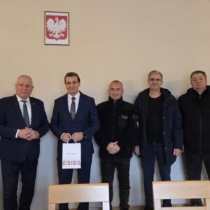 Wójt Gminy Pleśna Józef Knapik i Wicemarszałek Województwa Małopolskiego Ryszard Pagacz stoją ze strażakami z OSP Rzuchowa