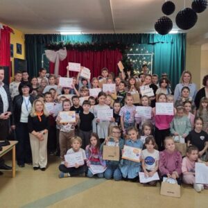 Uczestnicy konkursu prezentują prace