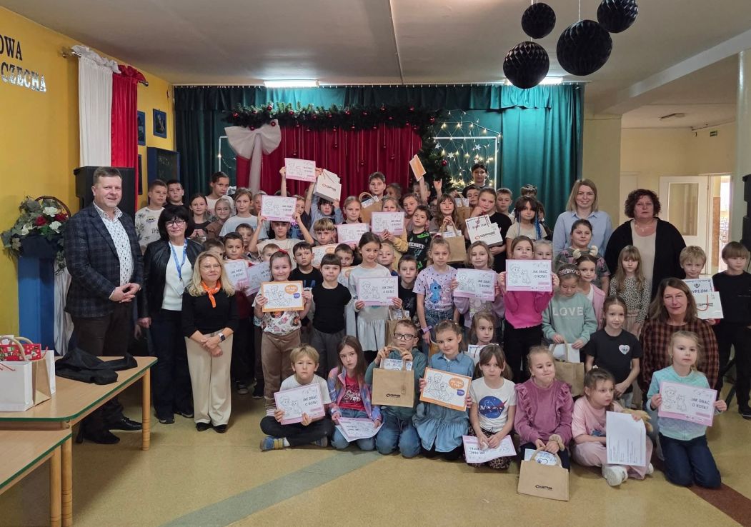 Uczestnicy konkursu prezentują prace