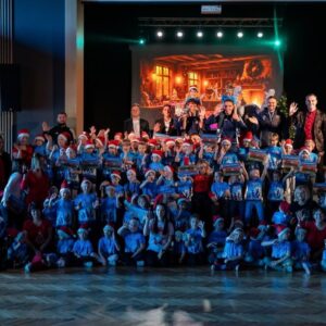 Dzieci przedszkolne w sali widowiskowej Centrum Kultury podczas Sportowych Mikołajek