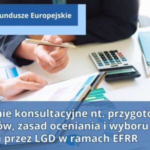 Materiały biurowe na stoliku, widać dłonie trzymające długopis i skoroszyt