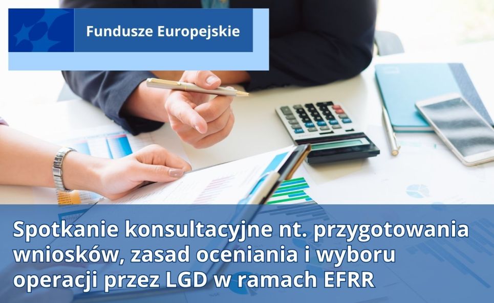 Materiały biurowe na stoliku, widać dłonie trzymające długopis i skoroszyt
