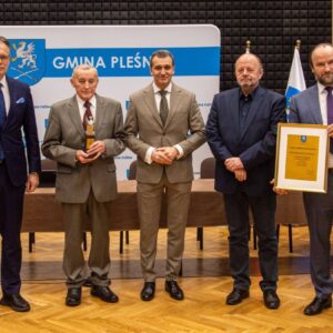 Od lewej stoją Poseł do Parlamentu Europejskiego Arkadiusz Mularczyk, były Radny Marian Truchan, Wójt Gminy Pleśna Józef Knapik, Radny Sejmiku Województwa Małopolskiego Stanisław Sorys, Przewodniczący Rady Gminy Pleśna Janusz Jarząb