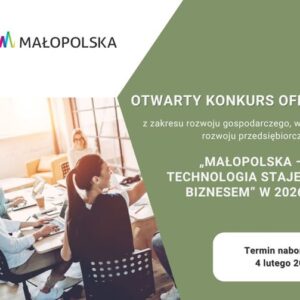 Młodzi ludzie siedzą przy stolikach przed laptopami