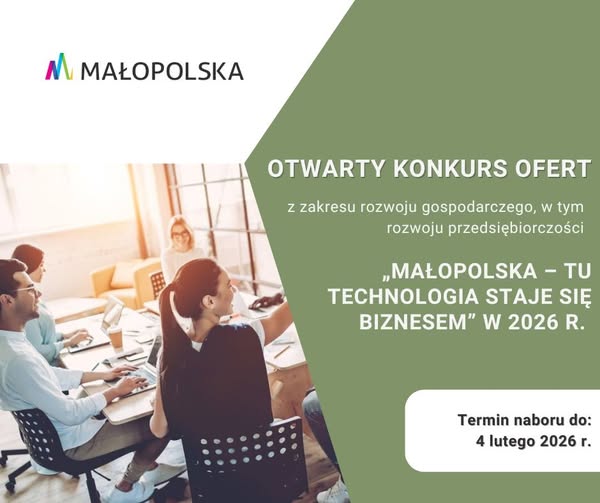 Młodzi ludzie siedzą przy stolikach przed laptopami