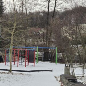 Plac zabaw w Pleśnej zimową porą