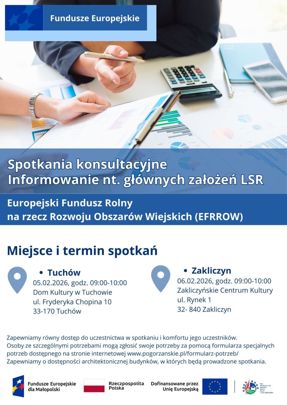 Na biurku wydruki z wykresami, kalkulator, smartfon, mężczyzna trzyma długopis, kobieta trzyma kartkę z wykresem
