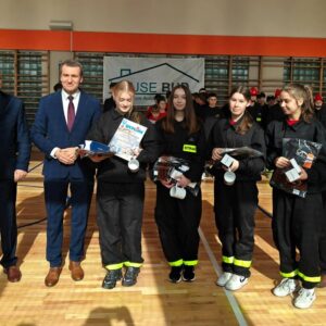 Laureaci zawodów stoją z Wójtem Gminy Pleśna Józefem Knapikiem i Prezesem Zarządu Gminnego OSP Tadeuszem Ścieżką