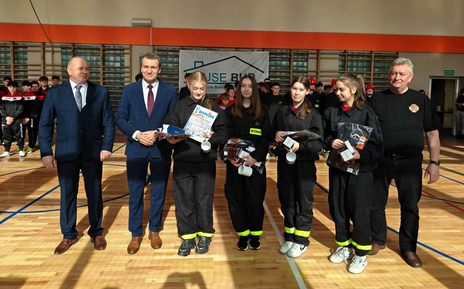 Laureaci zawodów stoją z Wójtem Gminy Pleśna Józefem Knapikiem i Prezesem Zarządu Gminnego OSP Tadeuszem Ścieżką