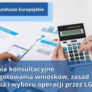 Kobieta trzyma w ręku kalkulator i długopis, w tle arkusze z wykresami
