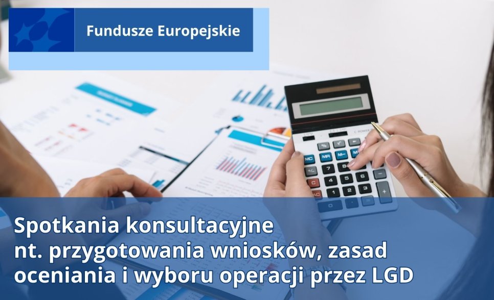Kobieta trzyma w ręku kalkulator i długopis, w tle arkusze z wykresami