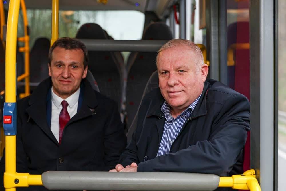 Dwóch mężczyzn w autobusie