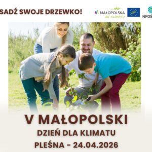 Rodzice z dziećmi sadzą drzewko