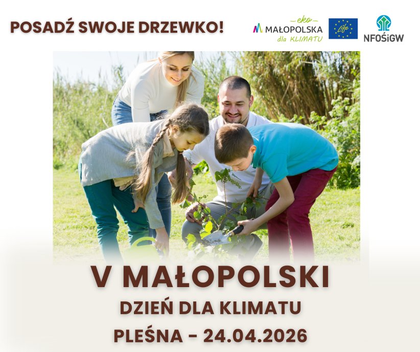 Rodzice z dziećmi sadzą drzewko