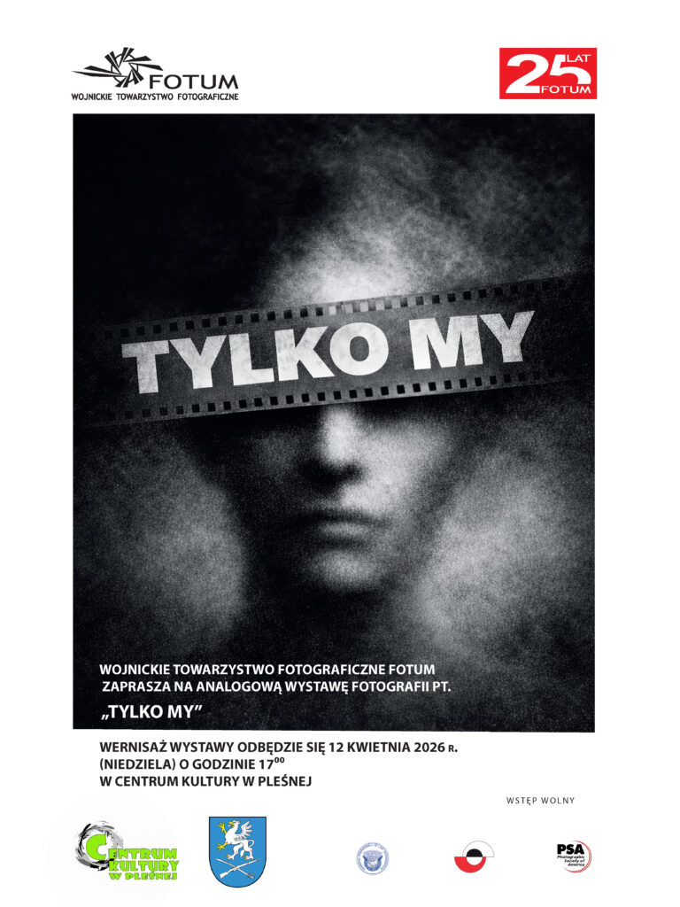 Plakat wernisażu wystawy pod nazwą "Tylko My". Duży napis "Tylko My" na tle kliszy fotograficznej i zdjęcia ludzkiej twarzy.