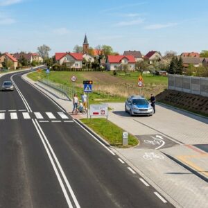 Ciąg pieszo-rowerowy, bezpieczna zatoka autobusowa oraz wybudowany mur oporowy