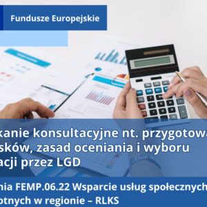 Kobieta trzyma w ręku kalkulator i długopis, w tle arkusze z wykresami