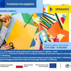 Na stoliku porozkładane kredki i papier kolorowy