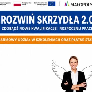 Uśmiechnięta kobieta w czarnej marynarce z dorysowanymi skrzydłami