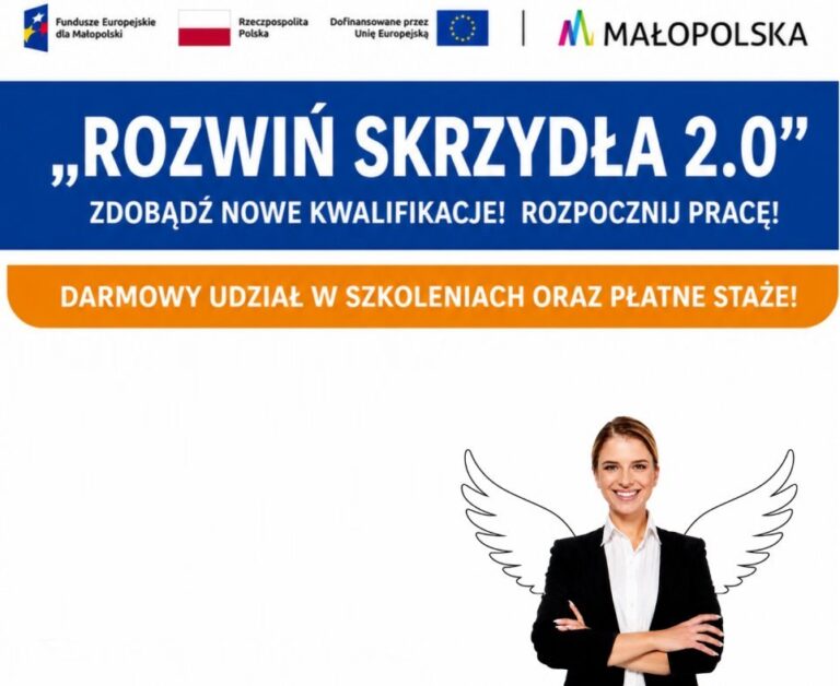 Uśmiechnięta kobieta w czarnej marynarce z dorysowanymi skrzydłami