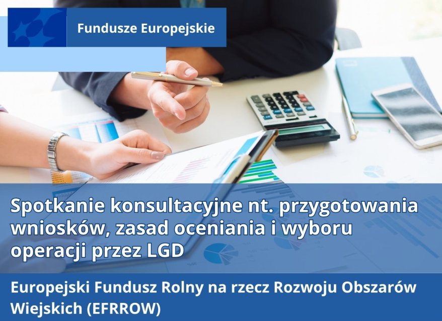 Na biurku wydruki z wykresami, kalkulator, smartfon, mężczyzna trzyma długopis, kobieta trzyma kartkę z wykresem