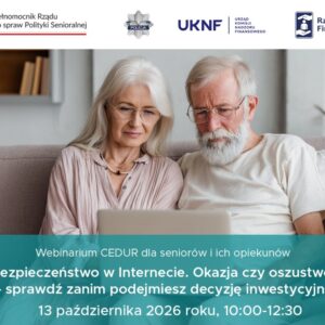 Para seniorów siedzi na kanapie i patrzy w ekran laptopa