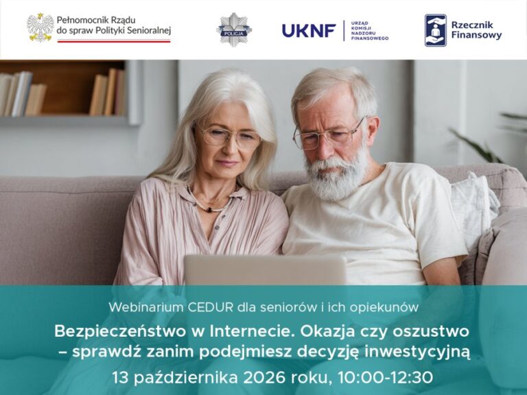Para seniorów siedzi na kanapie i patrzy w ekran laptopa