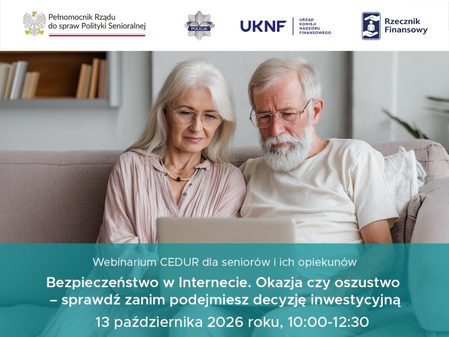 Para seniorów siedzi na kanapie i patrzy w ekran laptopa